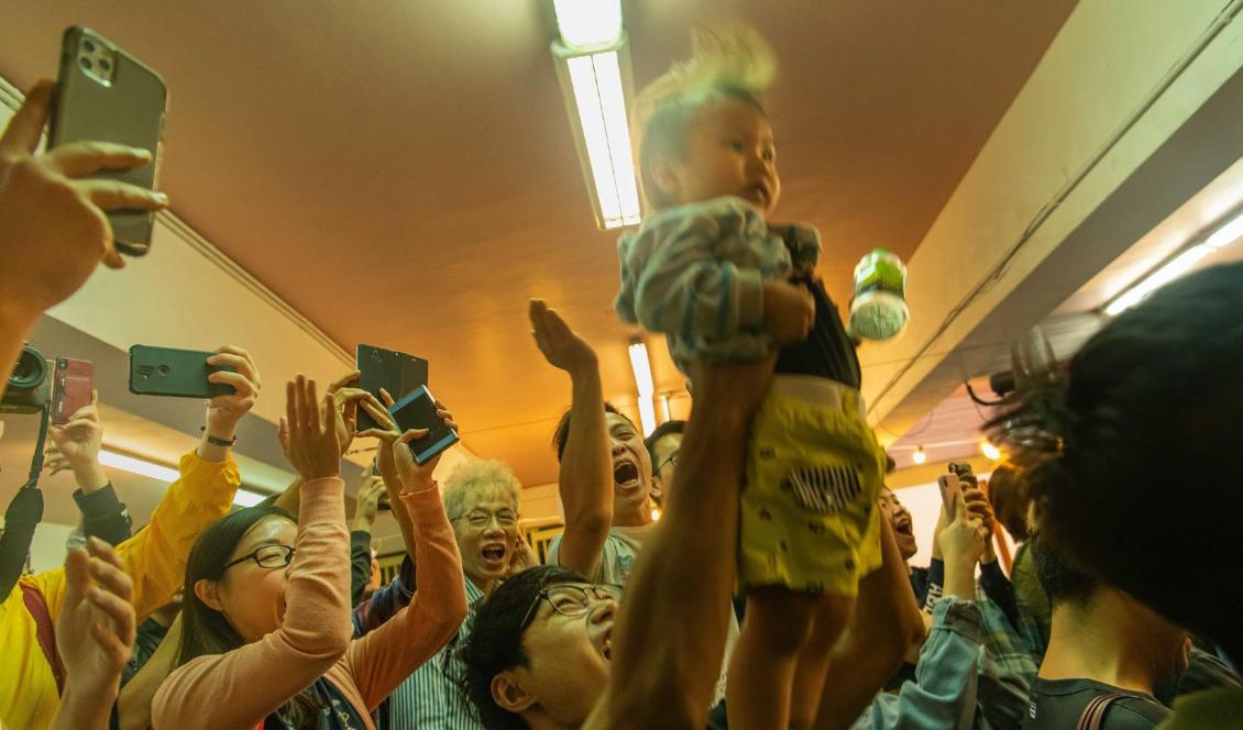 Lokalinvånare firar utanför en röstlokal när Junius Ho förlorar i distriktsvalet den 25 november, 2019 i Hongkong. Foto: Billy H.C. Kwok/Getty Images