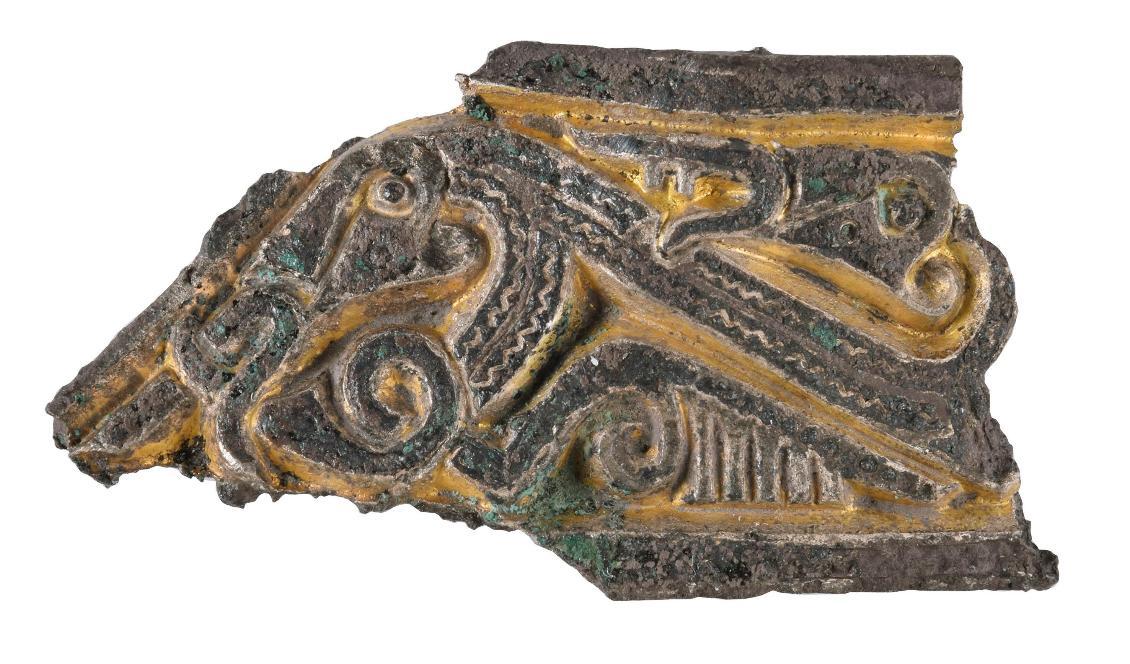 Delar av handtaget på ett vendeltida praktsvärd som hittats i en grav i Fyrislund i Uppsala. Foto: Arkeologikonsult/TT