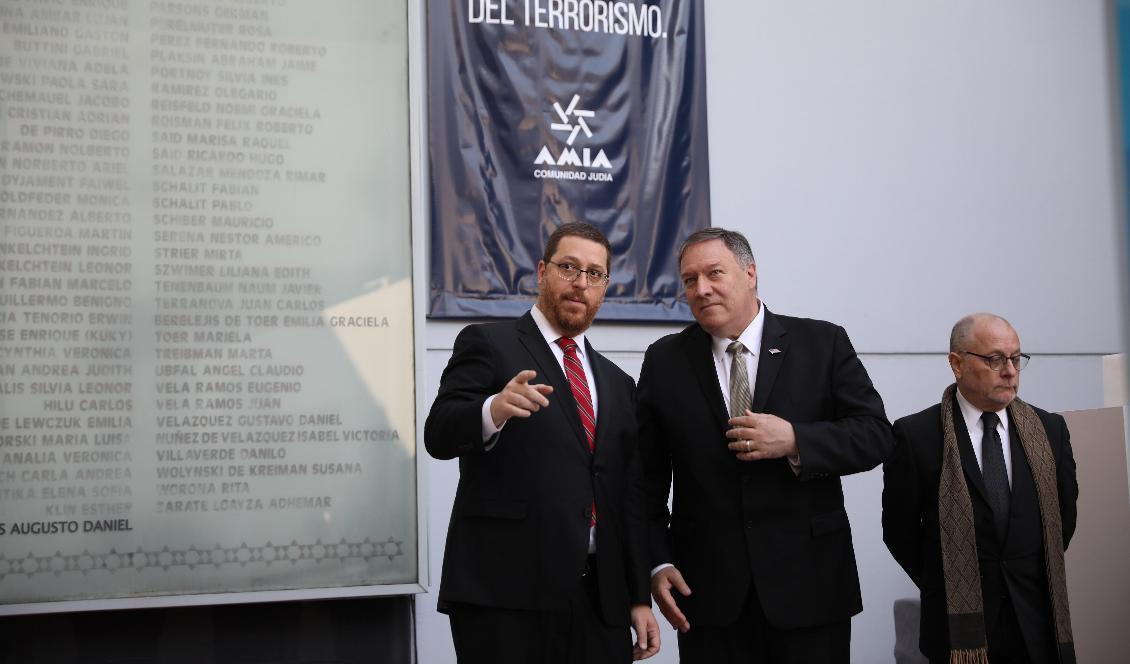 USA:s utrikesminister Mike Pompeo (mitten) och hans argentinske motsvarighet Jorge Faurie (till höger) vid en minnesstund för offren för bombdådet mot ett judiskt center 1994. Foto: Natacha Pisarenko/TT