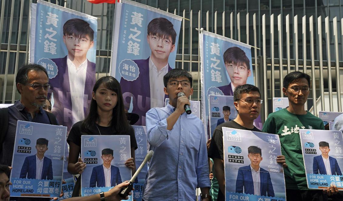 Joshua Wong, i mitten, talar vid ett evenemang för demokrati i september. Foto: Kin Cheung/AP/TT