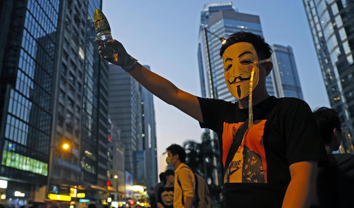 Ett maskeringsförbud har eldat på protesterna i Hongkong. Foto: Kin Cheung/AP/TT