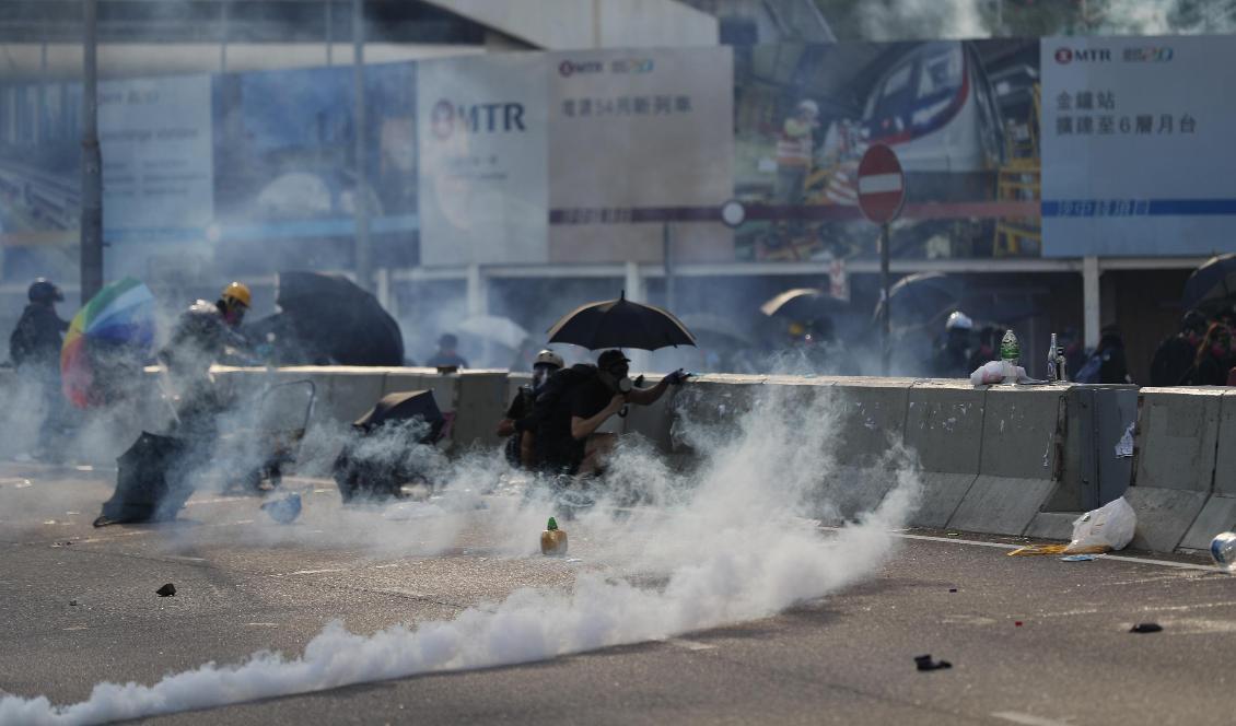 Polisen i Hongkong sköt tårgas och gummikulor under nya protester under dagen. Foto: Vincent Thian/AP/TT