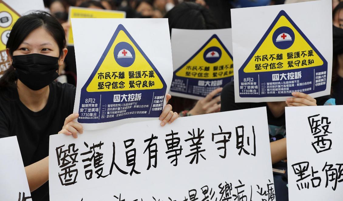 Anställda inom vård- och omsorgssektorn i Hongkong demonstrerar. Protester planeras fortsätta under helgen. Foto: Vincent Thian/TT