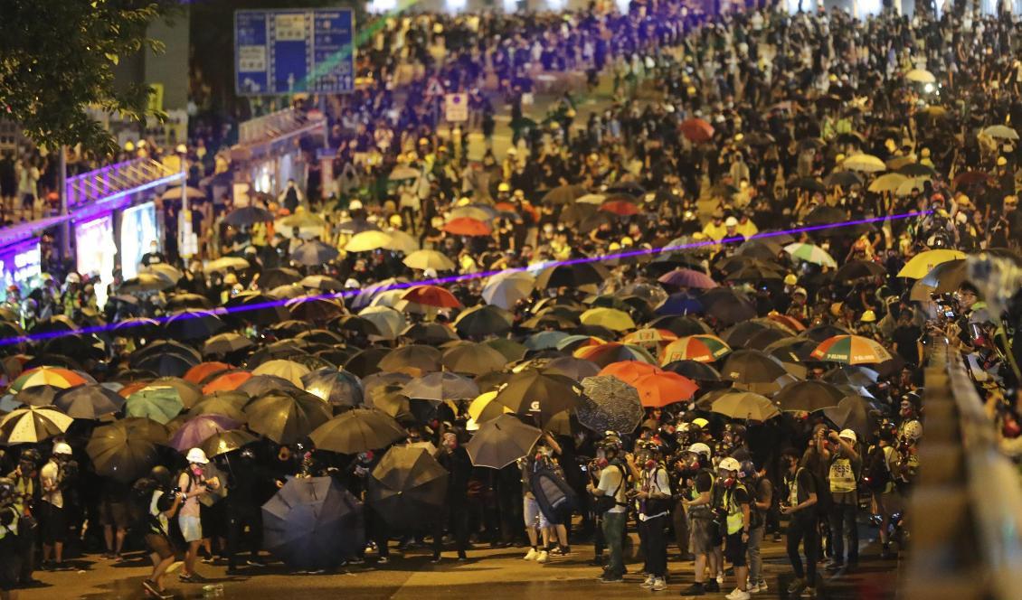 Demonstranter i Hongkong med paraplyer. Foto: Vincent Thian/AP/TT