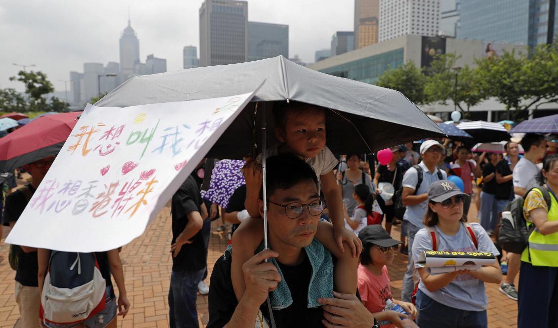 Föräldrar och barn deltar i en av flera demonstrationer i Hongkong under lördagen. Foto: Vincent Thian/AP/TT