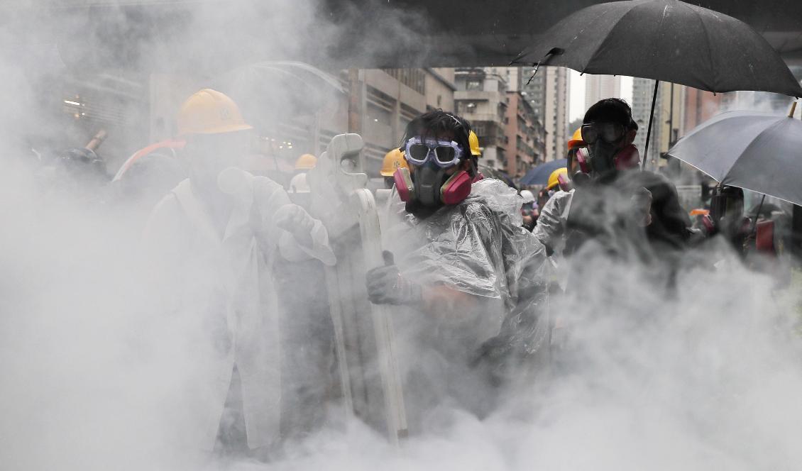Polisen i Hongkong satte in tårgas mot demonstranterna på söndagen. Foto: Kin Cheung/AP/TT