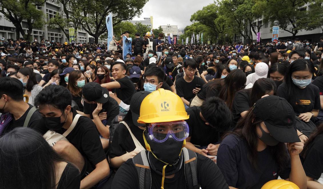

Svartklädda studenter vid en demonstration vid universitetet i Hongkong. Foto: Vincent Yu/AP/TT                                                                                                