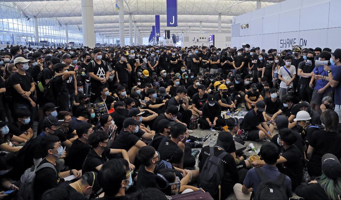 Tusentals demonstranter tog sig in i huvudterminalen vid Hongkongs internationella flygplats på måndagen. Foto: Kin Cheung/AP/TT