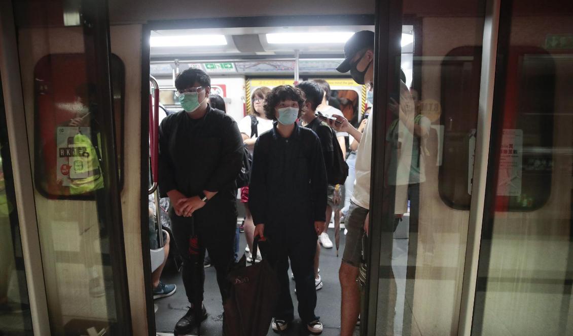 Demonstranter hindrar tågdörrar att stängas under måndagsmorgonen. Foto: Jae C Hong/AP/TT
