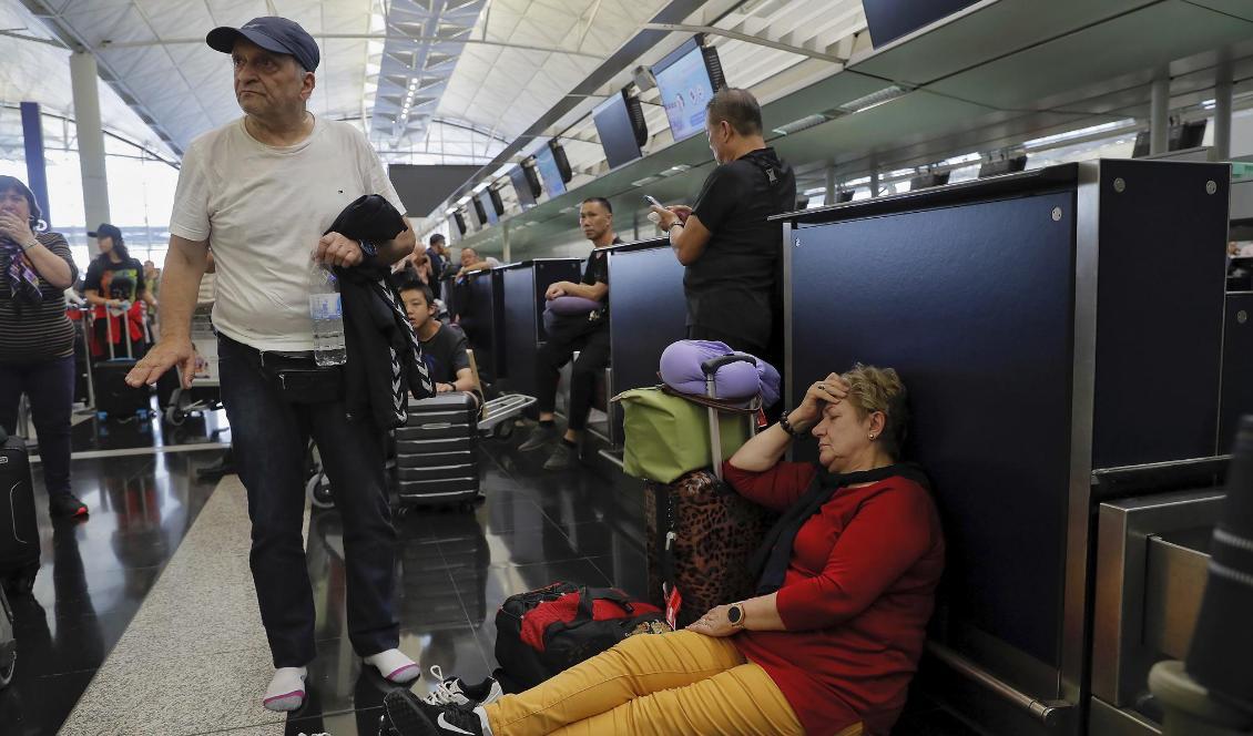 Resenärer väntar på att incheckningsdiskarna ska öppna på tisdagen. Foto: Kin Cheung/AP/TT