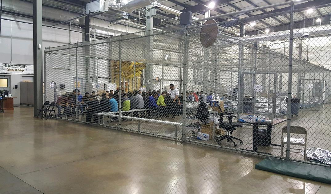 Personer som har tagit sig in illegalt vid gränsen hålls i förvar i McAllen i Texas den 17 juni 2018. Foto: U.S. Customs and Border Protection via Getty Images