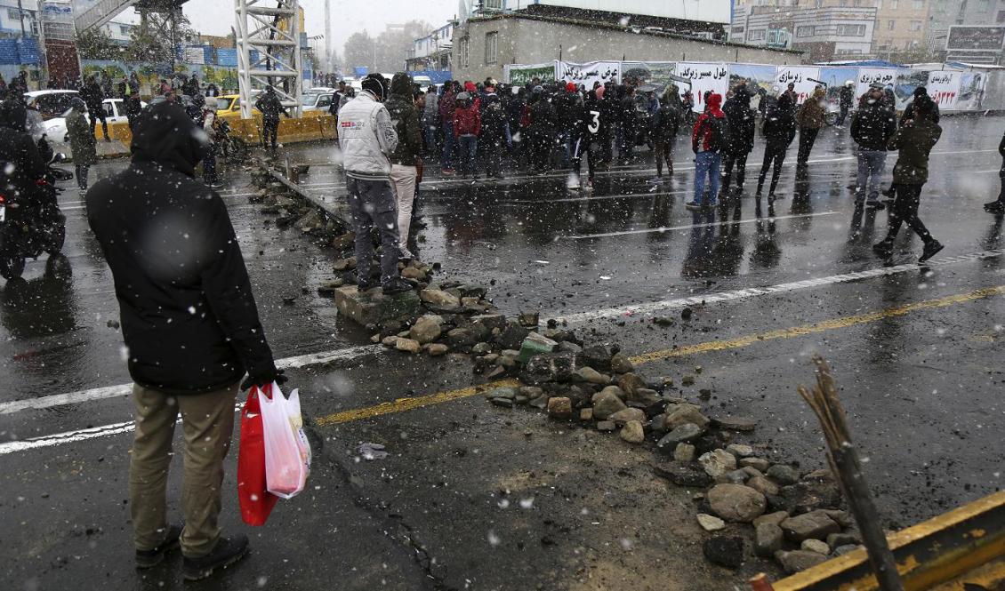 En väg som blockerats av demonstrerande under helgen. Foto: Majid Khahi/AP/TT-arkivbild