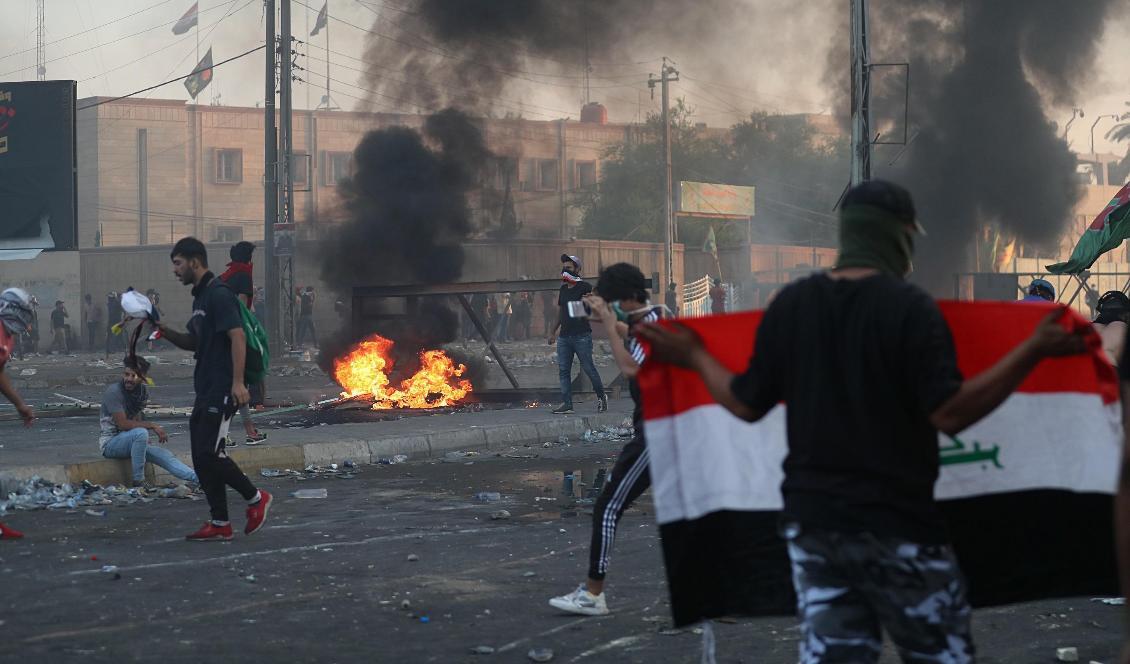 Demonstranter i Bagdad på torsdagen. Foto: Hadi Mizban/AP/TT