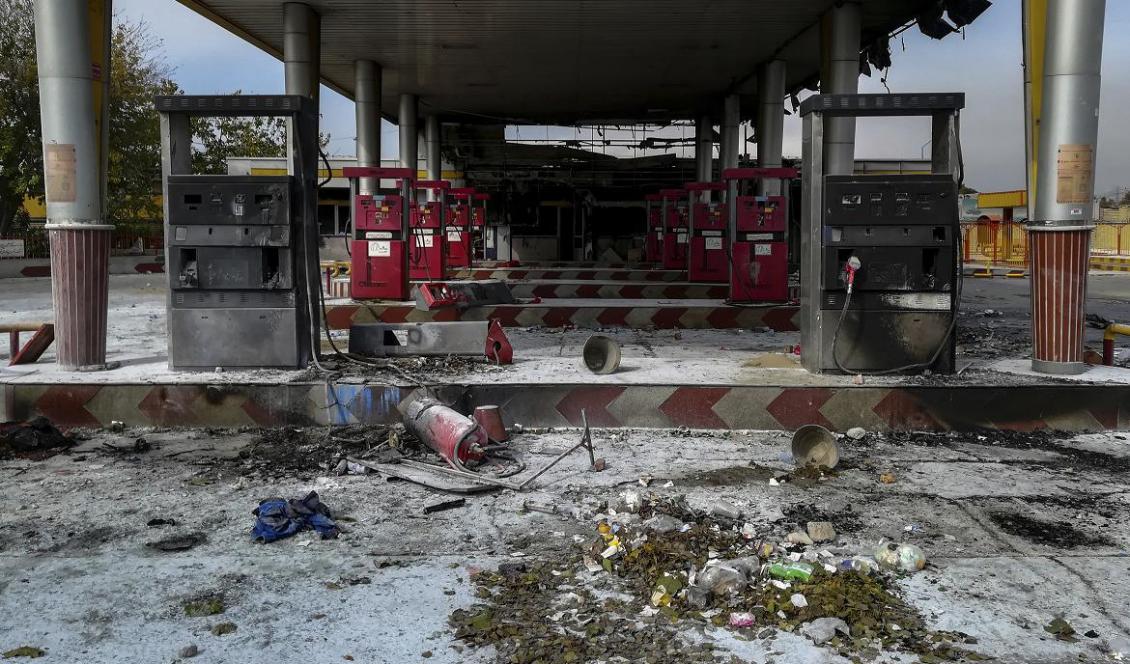 En nedbränd bensinstation i Teheran i söndags. Foto: Abdolvahed Mirzazadeh/AP/TT