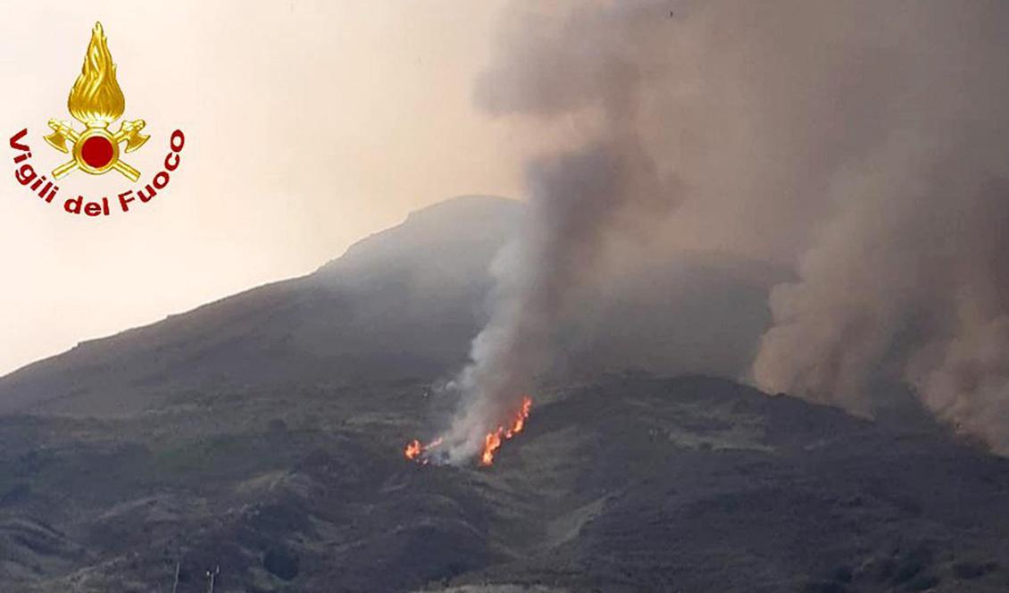 Vulkanutbrottet på ön Stromboli utanför italienska Sicilien orsakade flera skogsbränder. Bild tagen av räddningstjänsten i Italien. Foto: AP/TT