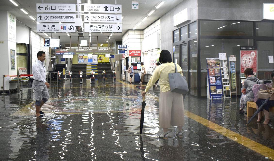 En översvämmad tågstation i det ovädersdrabbade sydvästra Japan. Foto: AP/TT