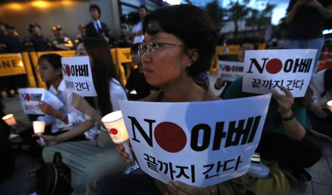Sydkoreaner demonstrerar mot Japans beslut utanför Japans ambassad i Seoul. Foto: Ahn Young-joon/AP/TT