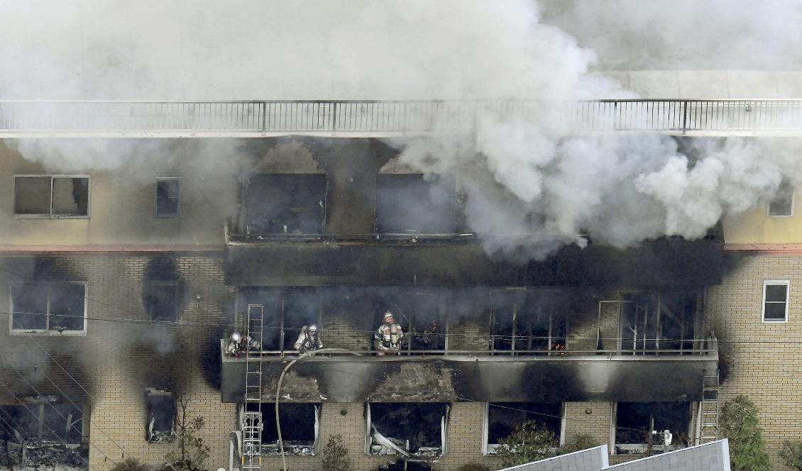 Brandkår bekämpar elden i Kyoto. Foto: Kyodo News/AP/TT