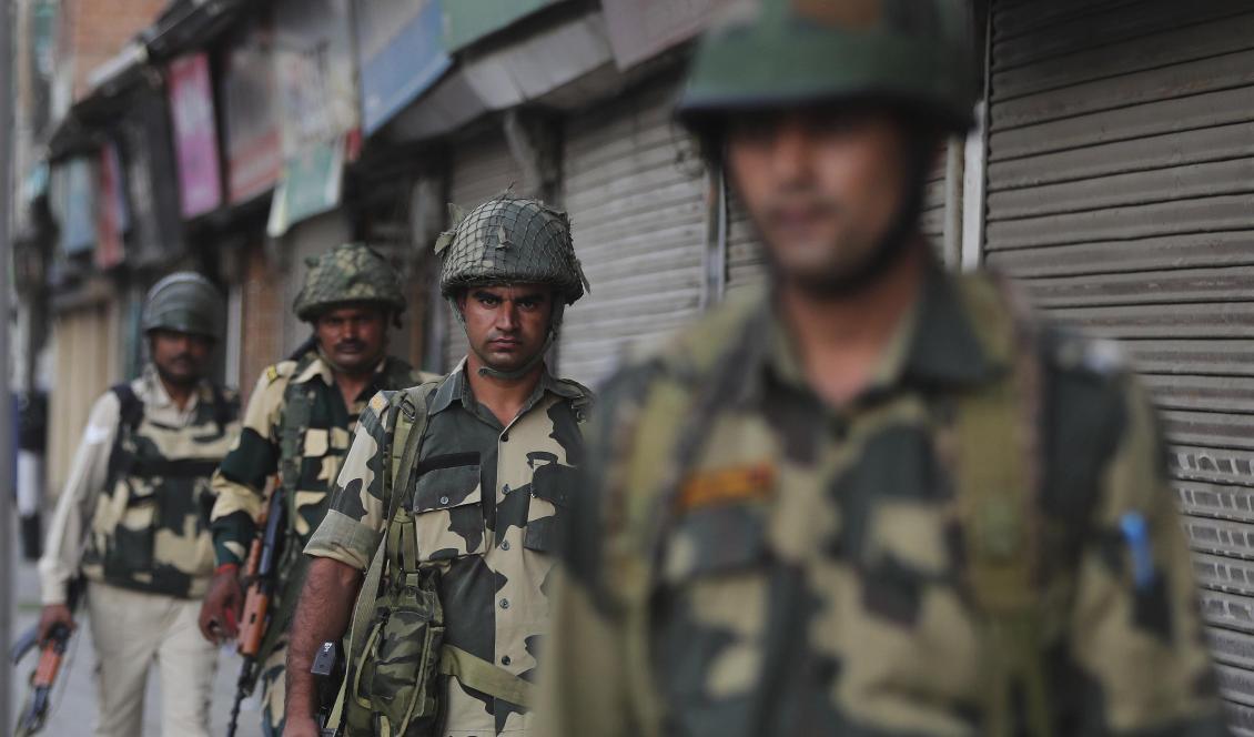 Indiska soldater patrullerar i Kashmirs största stad Srinagar. Foto: Mukhtar Khan/AP/TT-arkivbild
