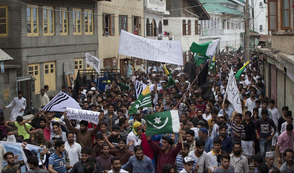 Efter fredagsbönen trotsade tusentals demonstrationsförbudet för att protestera på gatorna i Srinagar. Foto: Dar Yasin/AP/TT