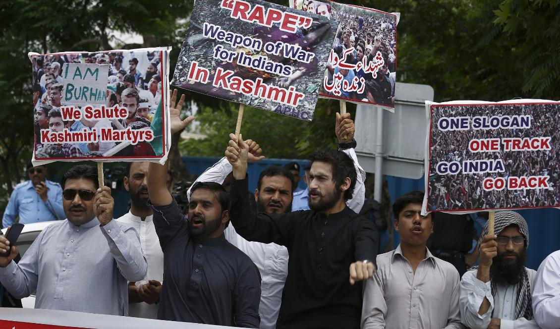 Människor protesterar mot Indiens avancemang i Kashmir i Islamabad, Pakistan. Foto: Anjum Naveed/AP/TT
