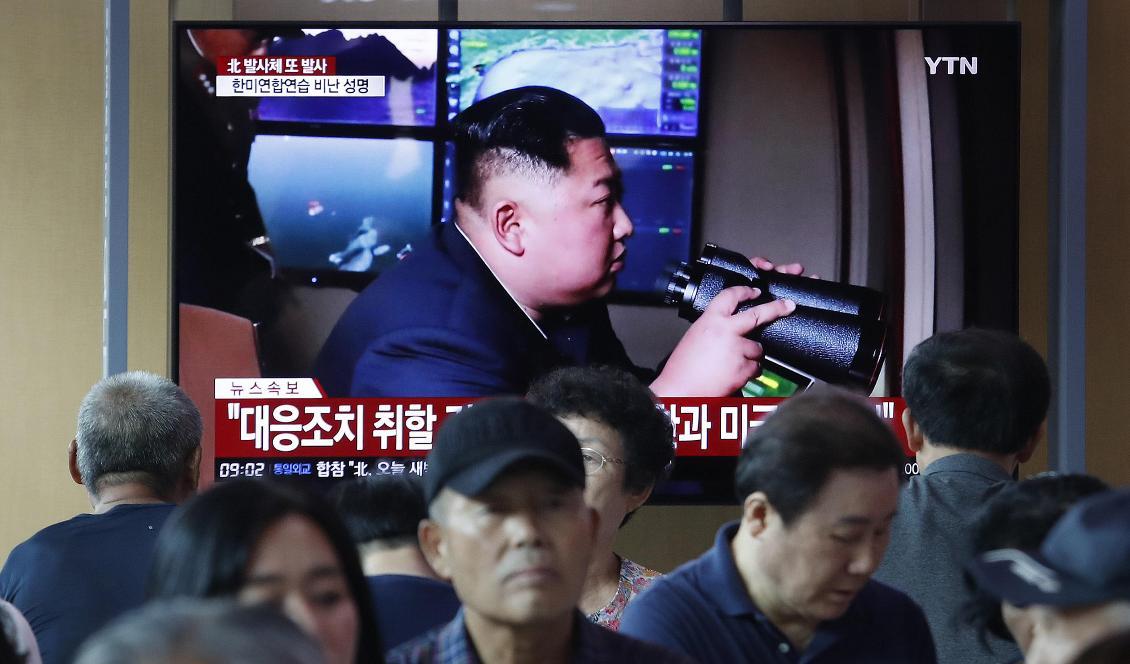 En tv-skärm på Seouls centralstation, med bilder på Kim Jong-Un, i tisdags. Foto: Ahn Young-Joon/AP/TT