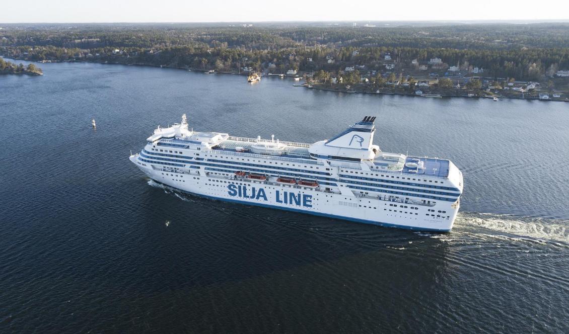 Fartyget Silja Symphony är fast i Värtahamnen med 2 000 passagerare ombord till följd av tekniskt fel. Foto: Fredrik Sandberg/TT-arkivbild