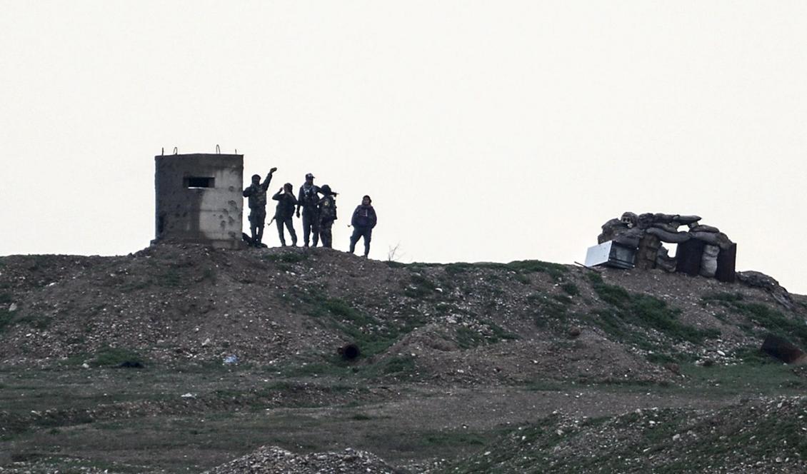 Soldater ur den kurdiska YPG-milisen vid en postering vid staden Kobane, nära gränsen mot Turkiet. Foto: Ugur Can/DHA via AP/TT-arkivbild
