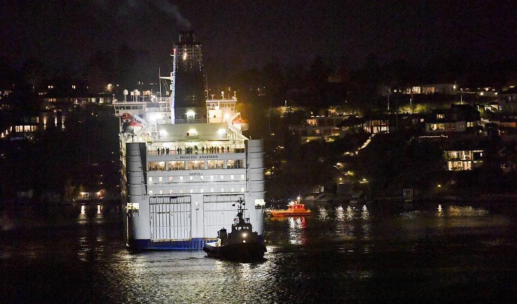 Färjan Princess Anastasia med drygt 1 000 personer ombord gick på grund utanför Lidingö. Foto: Pontus Lundahl/TT