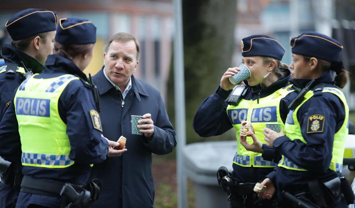 Statsminister Stefan Löfven (S) fikar med poliser i Göteborg under sin turné i södra Sverige. Foto: Adam Ihse/TT