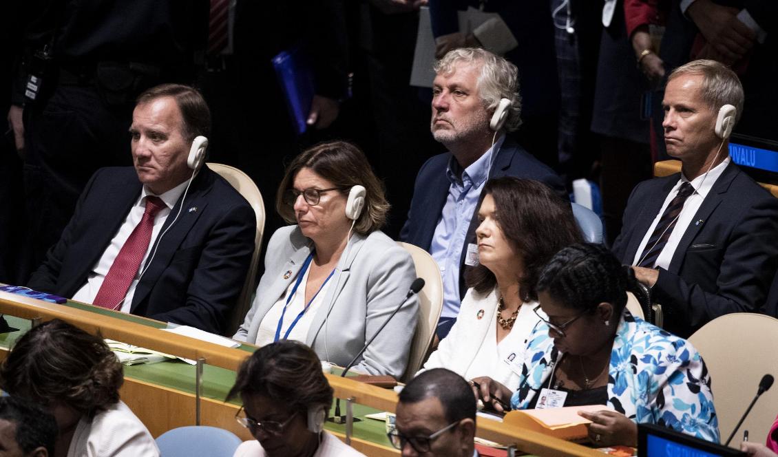 Sveriges statsminister Stefan Löfven (S), vice statsminister Isabella Lövin (MP), utrikesminister Ann Linde (S), biståndsminister Peter Eriksson (MP) och FN-ambassadör Olof Skoog lyssnar på USA:s president Donald Trump som talar i FN:s generalförsamling i New York. Foto: Pontus Lundahl/TT