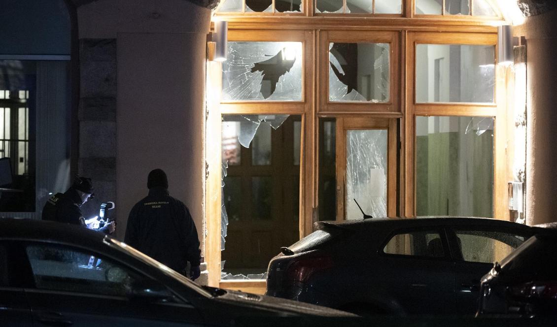 Porten och delar av fasaden skadades vid sprängningen på Drottningtorget. Foto: Johan Nilsson/TT