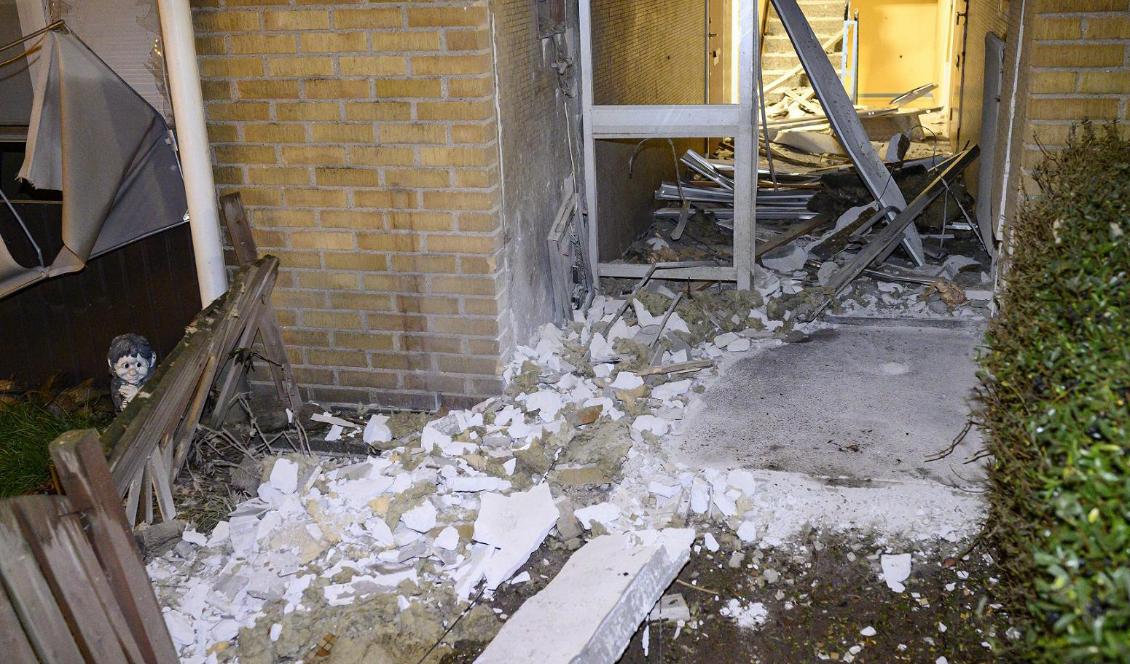 Entrén till huset i Almgården i Malmö totalförstördes. Foto: Johan Nilsson/TT