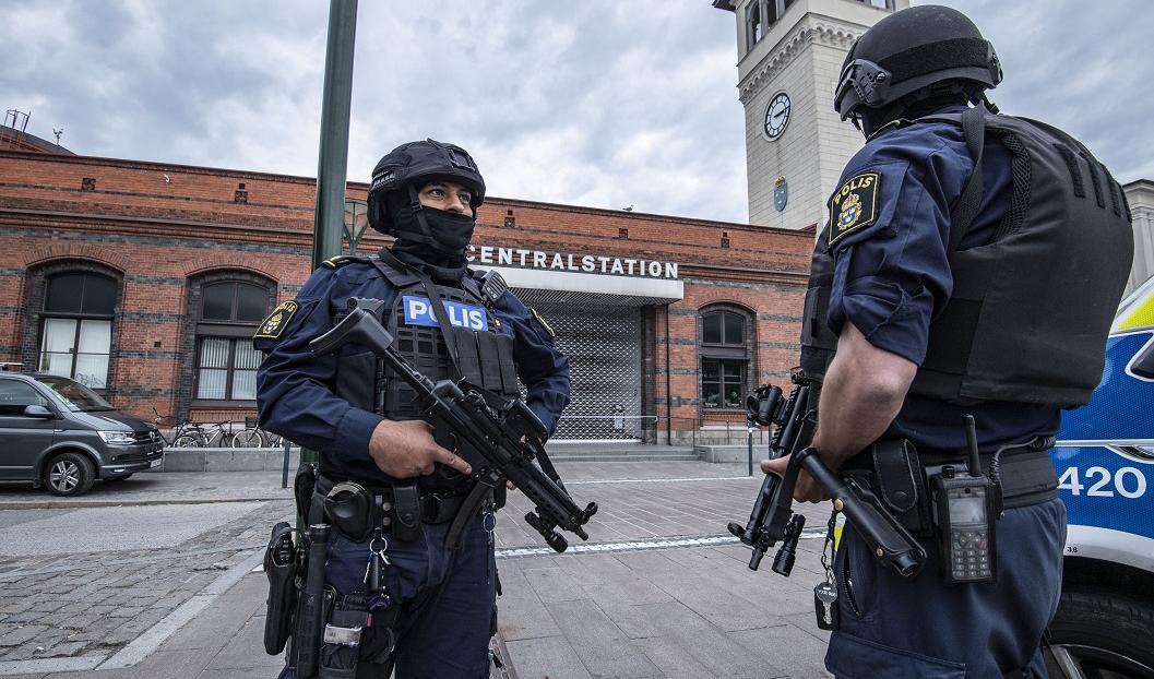 Polis med förstärkningsvapen utanför Malmö C efter bombhotet den 10 juni. Foto: Johan Nilsson/TT-arkivbild