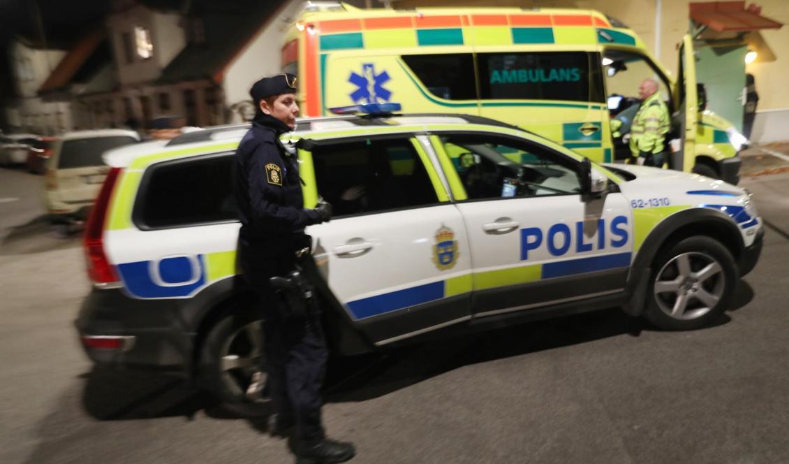 Polis och ambulans där en skottlossning inträffat i området Eriksfält i Malmö på måndagskvällen. Foto: Andreas Hillergren/TT