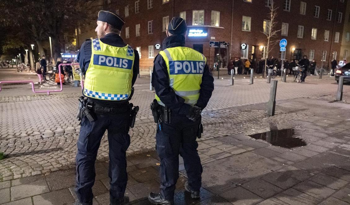 Polis på plats på mordplatsen på Ystadsgatan i Malmö på söndagskvällen, där en 15-åring sköts till döds. Foto: Johan Nilsson/TT-arkivbild