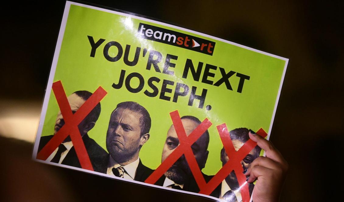 "Joseph, du står på tur", står det på en skylt från en demonstration i Valletta under onsdagen. Foto: AP/TT