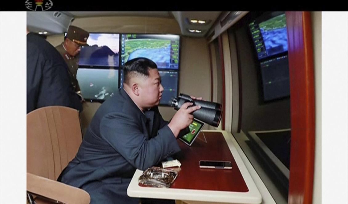 Nordkoreas diktator Kim Jong-Un under en av de tidigare robotuppskjutningarna. Skärmdump från nordkoreansk tv. Foto: AP/TT