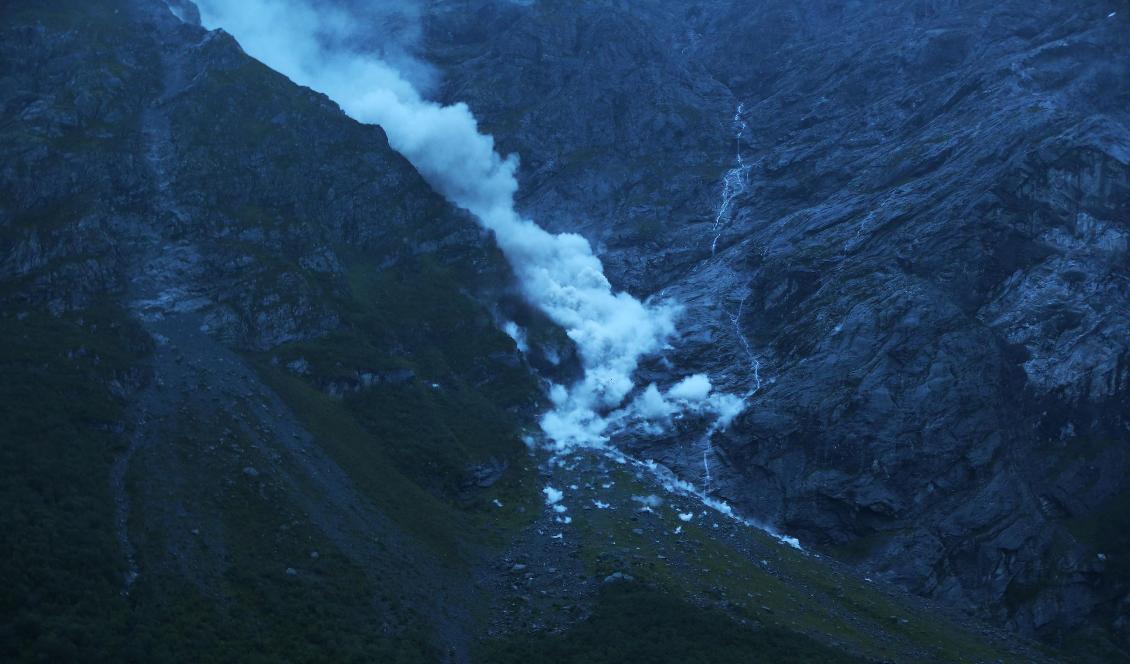 Bild, tagen från en bilväg en bit bort, på en del av rasområdet. Foto: Ørn E Borgen/NTB Scanpix/TT
