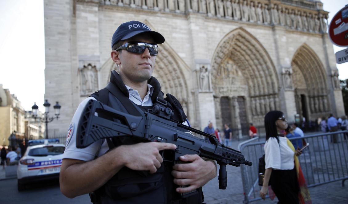
Fransk polis bevakar den då inte eldhärjade katedralen Notre-Dame i Paris 2016. Foto: Christophe Ena/AP/TT                                                