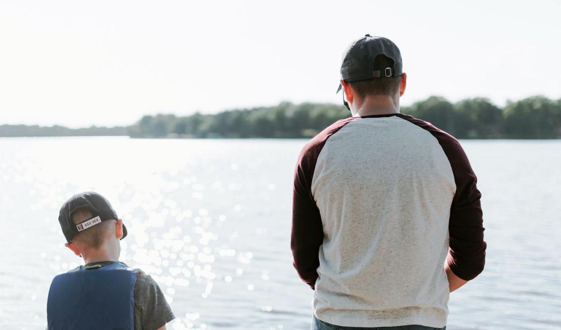 Far och son är ute och fiskar. Foto: Kelly Sikkema