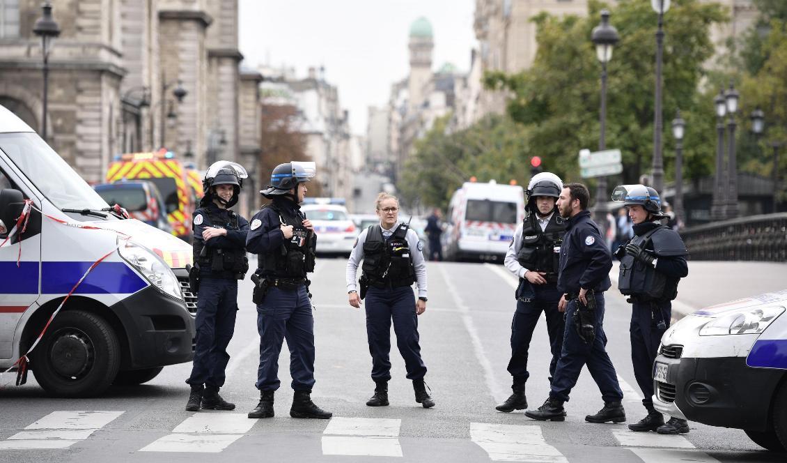 Polisen blockerar gatan efter knivattacken i Paris den 3 oktober 2019. Foto: Martin Bureau/AFP via Getty Images
