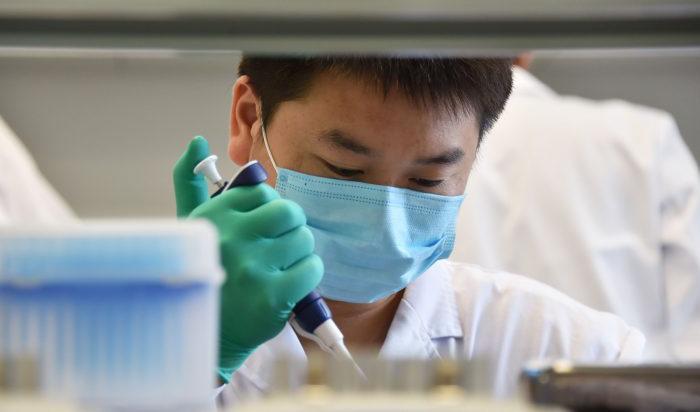 




En laboratorietekniker vid ett DNA-tekniklabb i Peking, 22 augusti 2018. Foto: GREG BAKER/AFP/Getty Images                                                                                                                                                                                                                                                