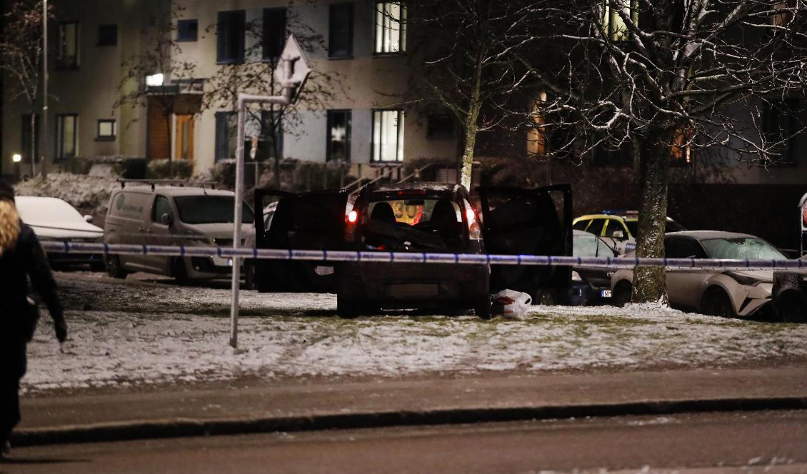 En sönderskjuten bil på platsen där två personer sköts i Rågsved. Foto: Nils Petter Nilsson/TT