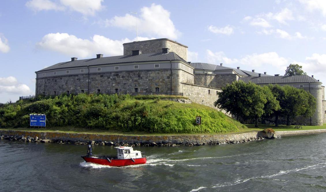 Det 400 år gamla skeppet hittades i en försänkning utanför Vaxholm. På bilden syns Vaxholms fästning. Foto: Hasse Holmberg/TT-arkivbild