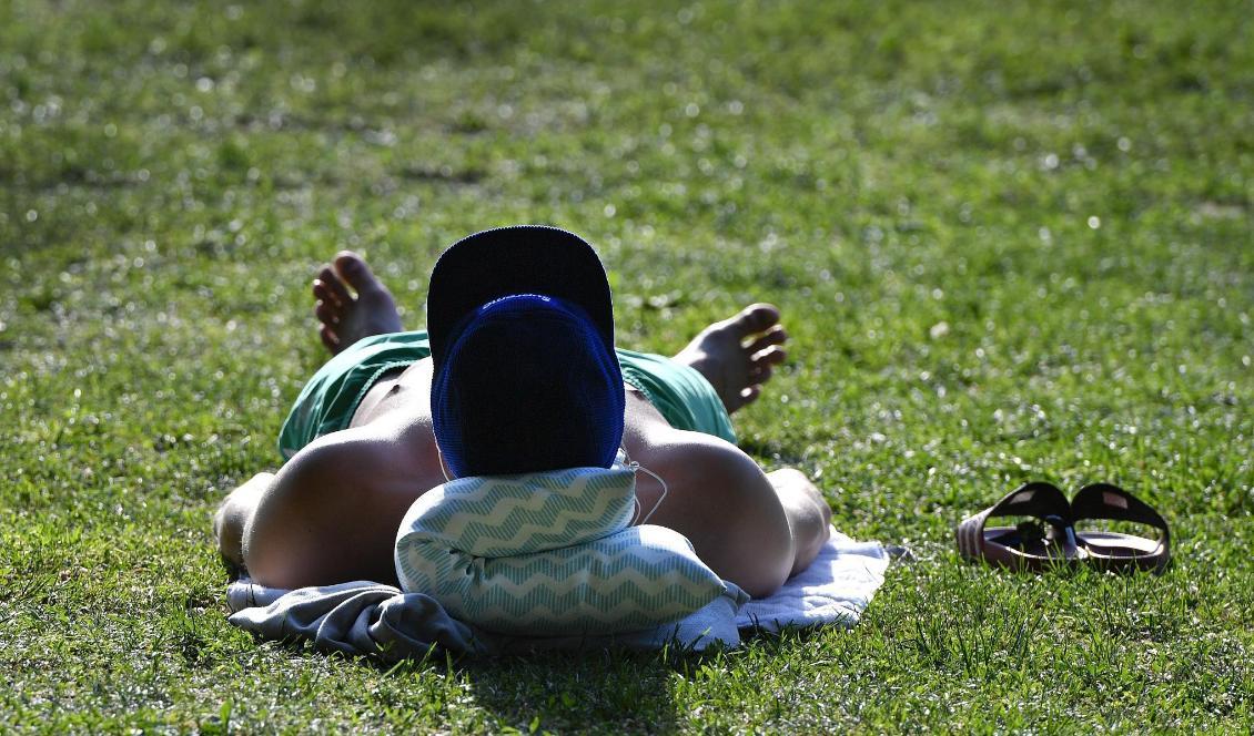 Fram med solkrämen och sandalerna – nu blir det sommar i hela landet. Foto: Anders Wiklund/TT-arkivbild