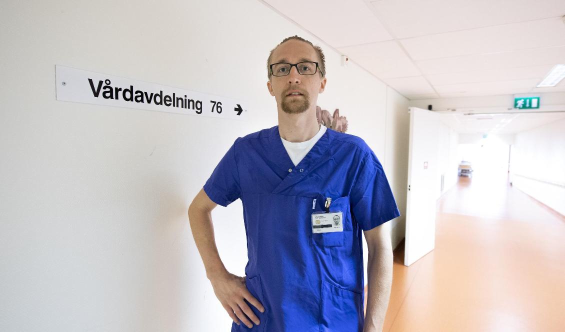 
Fredrik Brun arbetar på en avdelning med medicin- och strokepatienter. Han säger att mängden arbete och de långa arbetspassen både leder till brister i privat- och arbetslivet. Foto: Tommy Pedersen/TT                                                