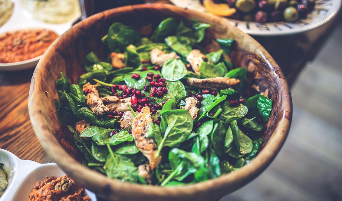 Kyckling, spenat och granatäppelkärnor är alla anti-inflammatoriska livsmedel. Foto: Karolina Grabowska