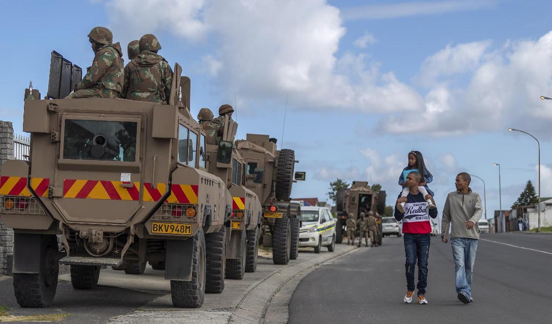 Över 1 300 soldater och över tusen gripna – ändå har inte den massiva militärinsatsen i Kapstadenförorten Cape Flats för att råda bot på gängvåldet. Foto: Nic Bothma/EPA/TT