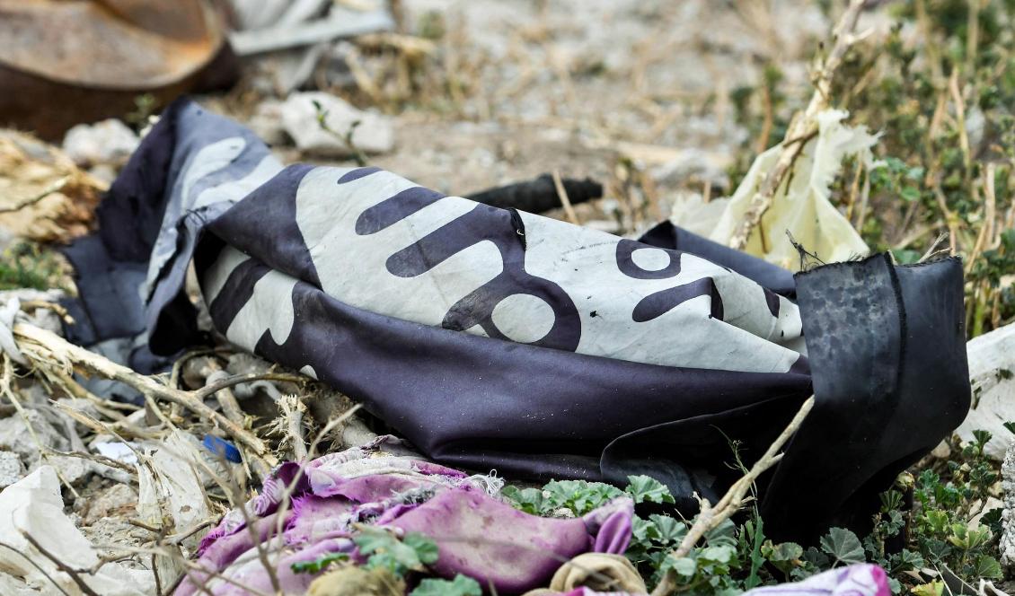 En IS-flagga på marken i samhället Baghouz i Syrien den 24 mars 2019. Foto: Giuseppe Cacace/AFP/Getty Images